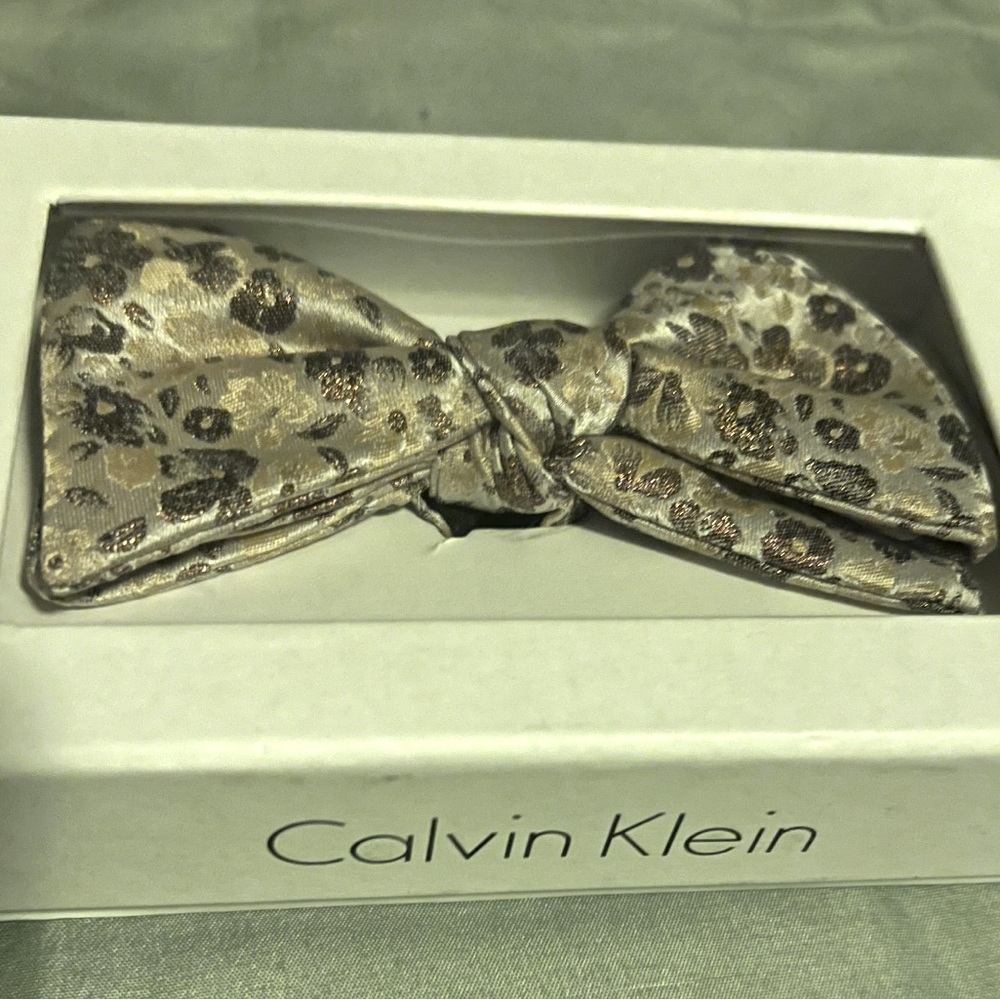 Bow tie